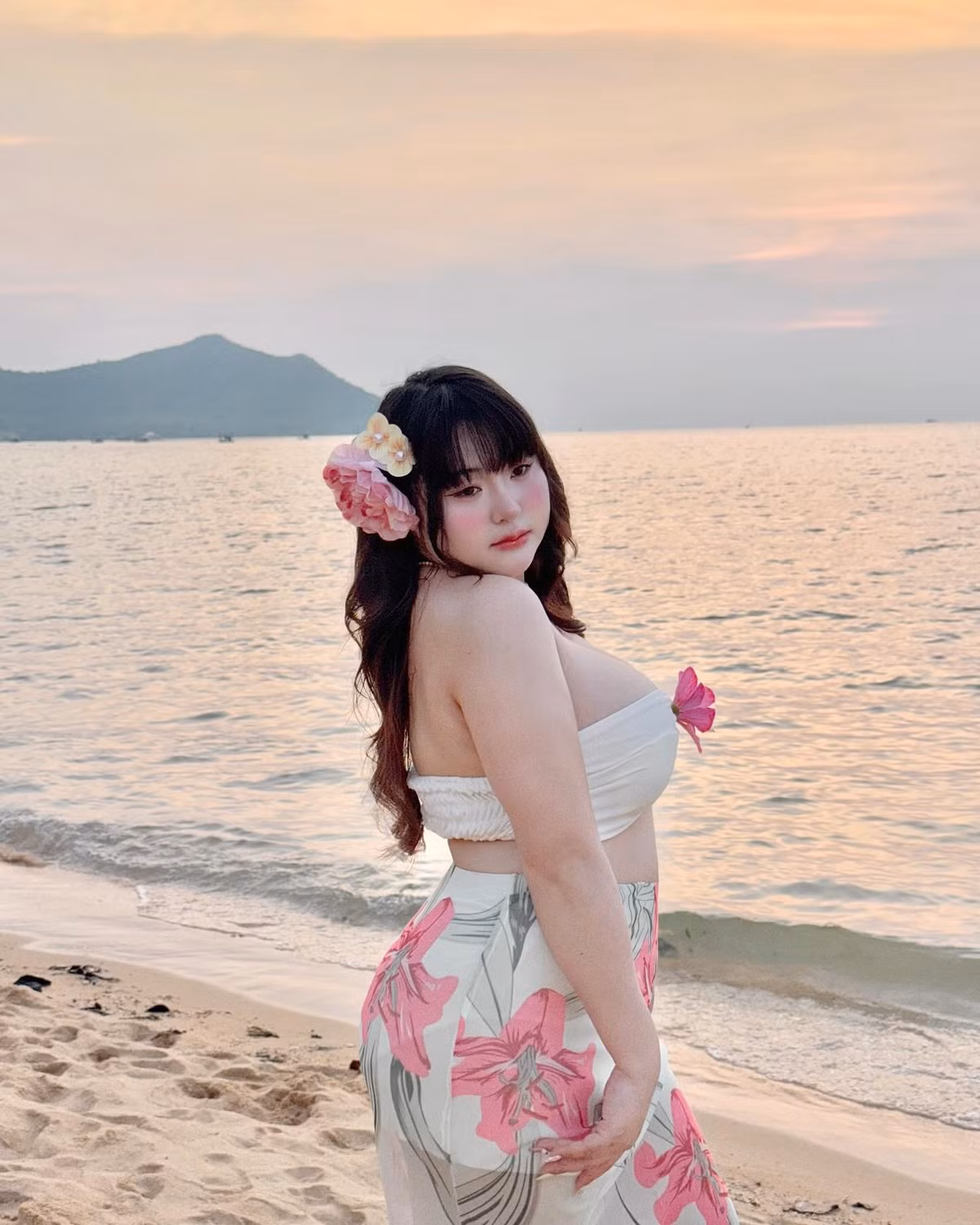 Trong thế giới mạng xã hội ngày càng cởi mở và đa dạng, chuẩn mực về cái đẹp cũng đang dần được định nghĩa lại. Một minh chứng rõ ràng cho xu hướng tích cực này chính là hình ảnh của “hot girl ngoại cỡ” đến từ Thái Lan – cô gái đang gây sốt với vẻ ngoài mũm mĩm, ngọt ngào và đầy cuốn hút.