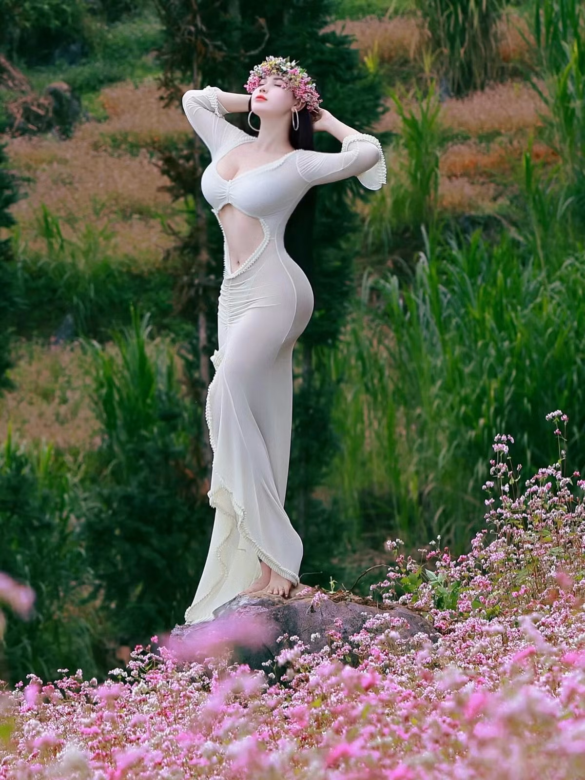 Hà Giang là nơi có đông đảo đồng bào dân tộc thiểu số sinh sống, với những giá trị truyền thống được gìn giữ. Việc lựa chọn trang phục ở các điểm du lịch công cộng, đặc biệt là những nơi mang tính văn hóa hoặc thiên nhiên nghiêm cẩn, luôn là một chủ đề nhạy cảm, đòi hỏi sự cân nhắc từ du khách. (Ảnh trong bài: IGNV)