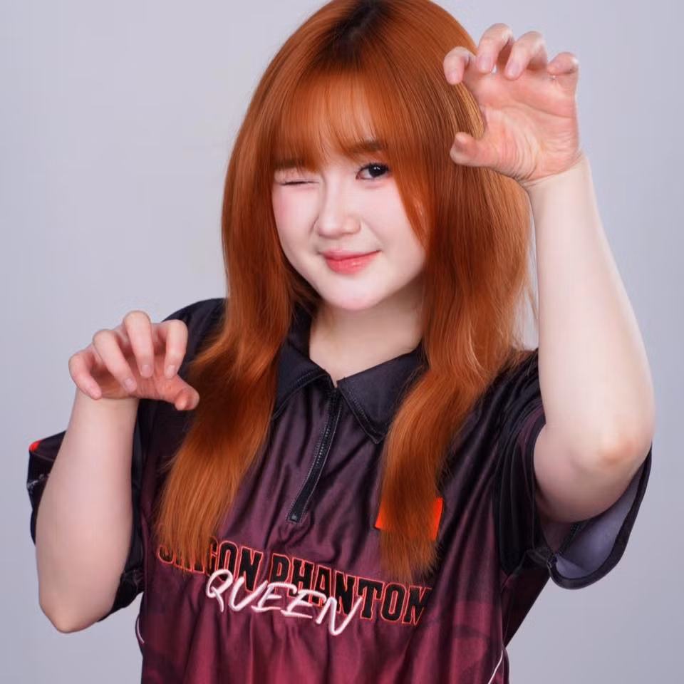 Nhắc đến Liên Quân Mobile, người ta thường chỉ nghĩ đến các tuyển thủ nam, chính vậy, khi một bóng hồng sở hữu khả năng chơi game đủ sức "tay đôi" với cánh mày râu như MaiLK, việc cô nàng thu hút sự chú ý là điều dễ hiểu. (Ảnh: Facebook MaiLK)