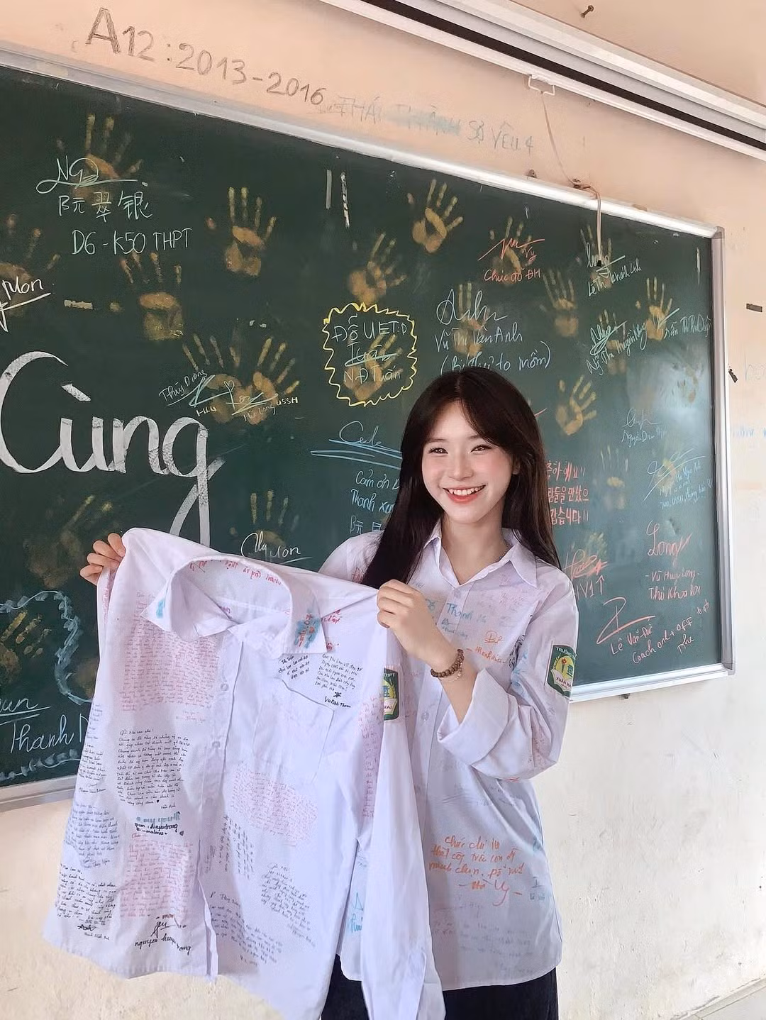 Được biết, nữ sinh trong ảnh là Vũ Thị Mai Lan – học sinh trường THPT Xuân Mai (Hà Nội). Không chỉ gây ấn tượng với ngoại hình nổi bật, cô nàng còn có thành tích học tập đáng nể, là đại diện tiêu biểu trong các hoạt động ngoại khóa và phong trào lớp – trường.