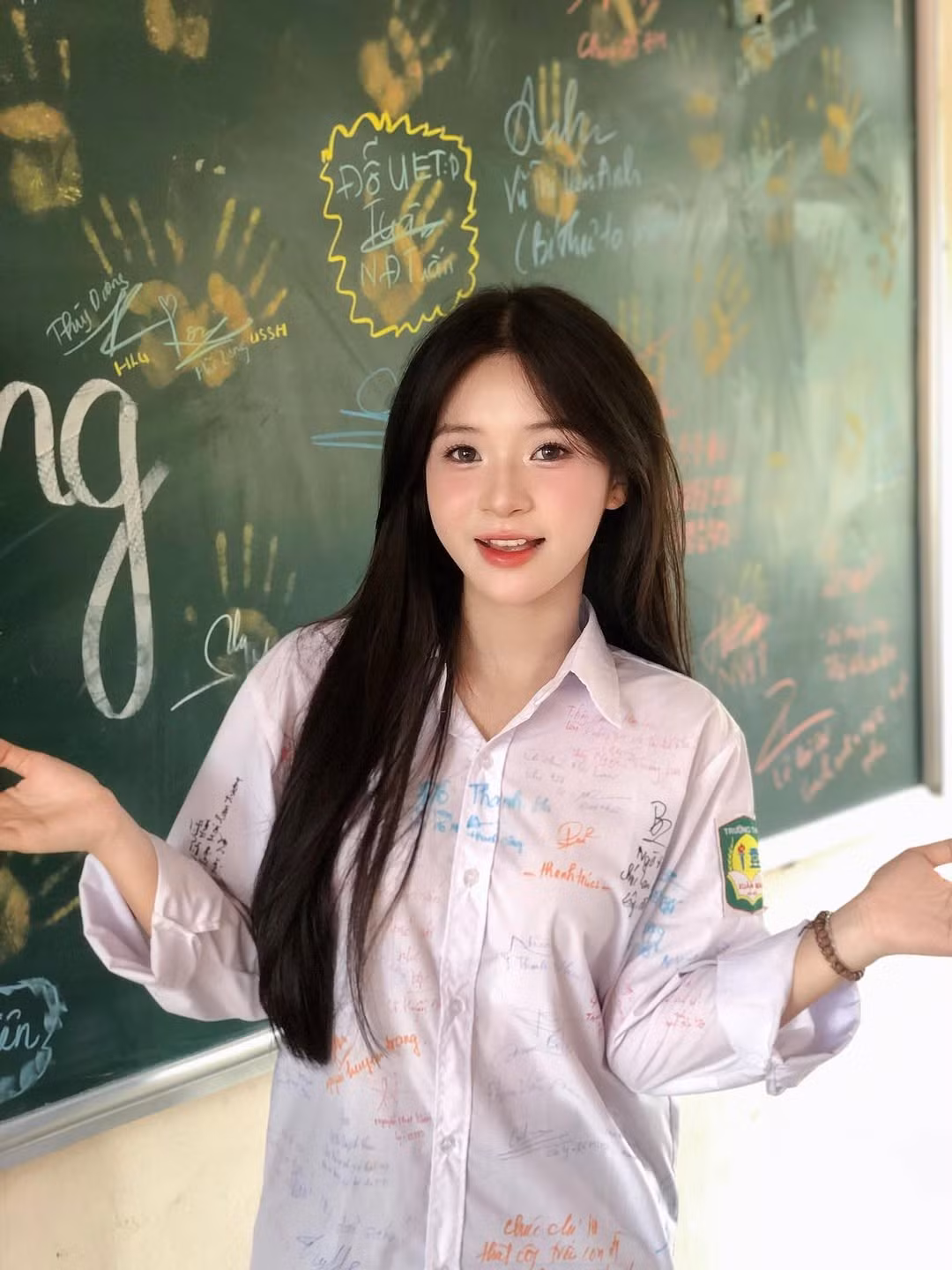 Tuy chỉ là ảnh chụp kỷ niệm cuối năm học, nhưng từng khung hình đều toát lên thần thái của một “hotgirl học đường” đích thực.
