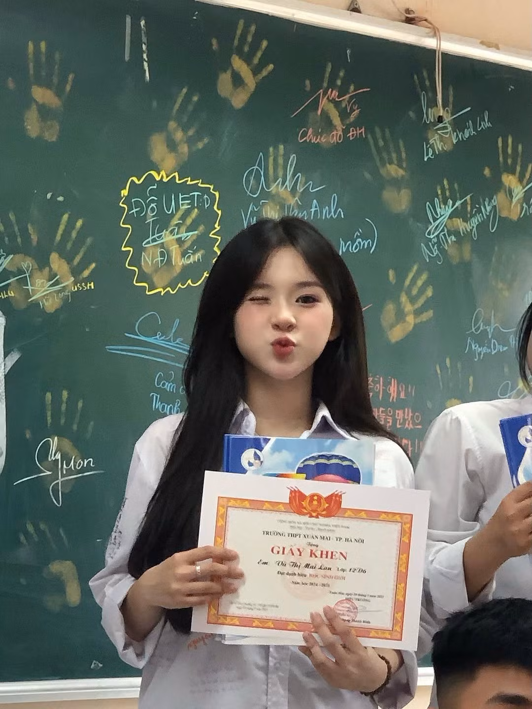 Gương mặt sở hữu các đường nét hài hoà, làn da trắng hồng và mái tóc dài đen mượt khiến nhiều người liên tưởng đến các nữ thần tượng xứ Hàn.