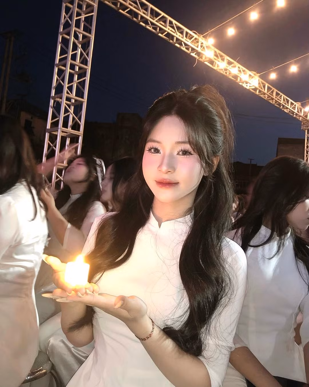 Hiện tại, những bức ảnh của nữ sinh này vẫn tiếp tục được chia sẻ chóng mặt trên các diễn đàn học đường, fanpage lớn. Netizen gọi vui đây là “nàng thơ mùa chia tay” – biểu tượng ngọt ngào của tuổi học trò năm nay.