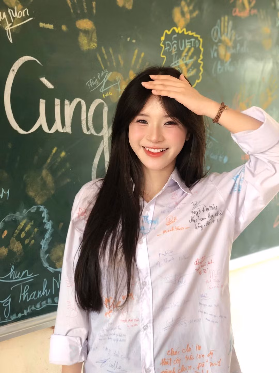 Trong bối cảnh mạng xã hội ngập tràn ảnh bế giảng, loạt khoảnh khắc của một nữ sinh vẫn nổi bật nhờ sự tự nhiên, tinh khôi và đặc biệt là "vibe học đường" quá đỗi chân thật. Cô bạn không cần đến váy áo lộng lẫy hay hiệu ứng chỉnh sửa công phu – chỉ cần nụ cười và ánh mắt là đủ khiến bao con tim tan chảy.