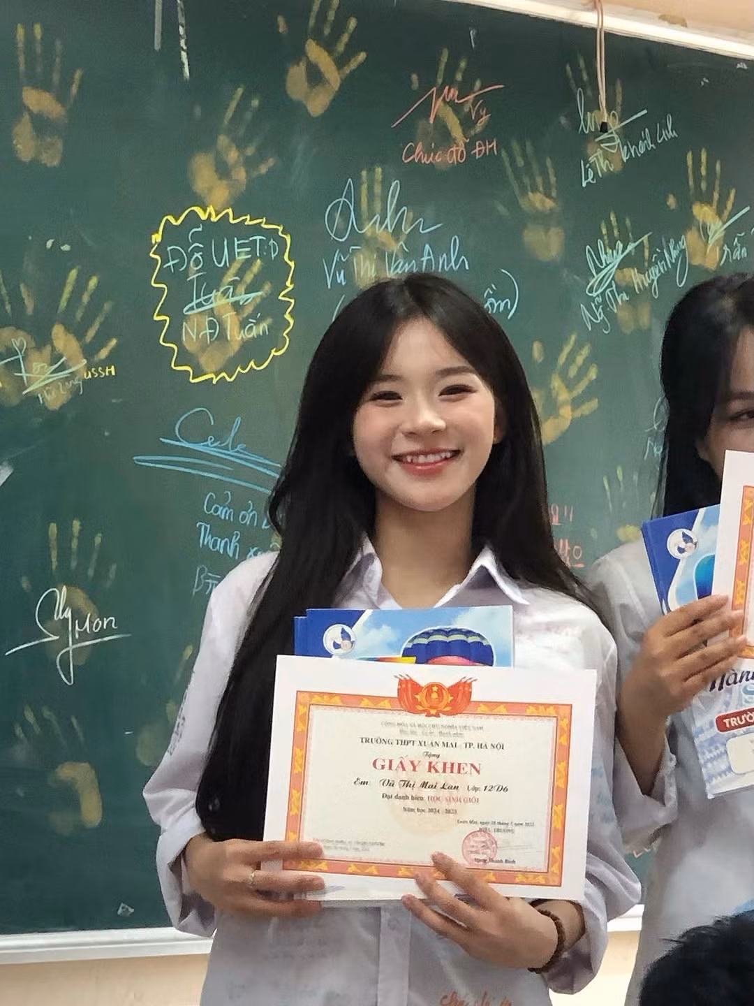 Nụ cười tỏa nắng với chiếc răng khểnh duyên dáng "đốn tim" người đối diện.