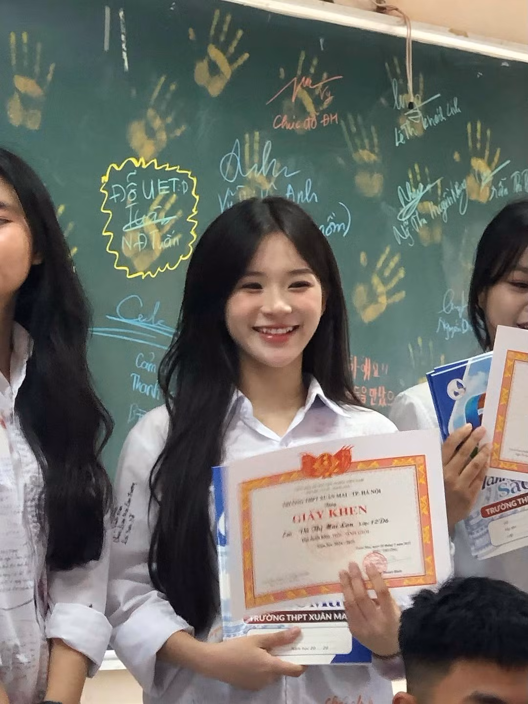 Không ít cư dân mạng đã để lại bình luận: “Tưởng ảnh concept cho webdrama thanh xuân nào đó chứ!”, “vừa xinh vừa học giỏi, đúng chuẩn crush quốc dân của năm học này.”