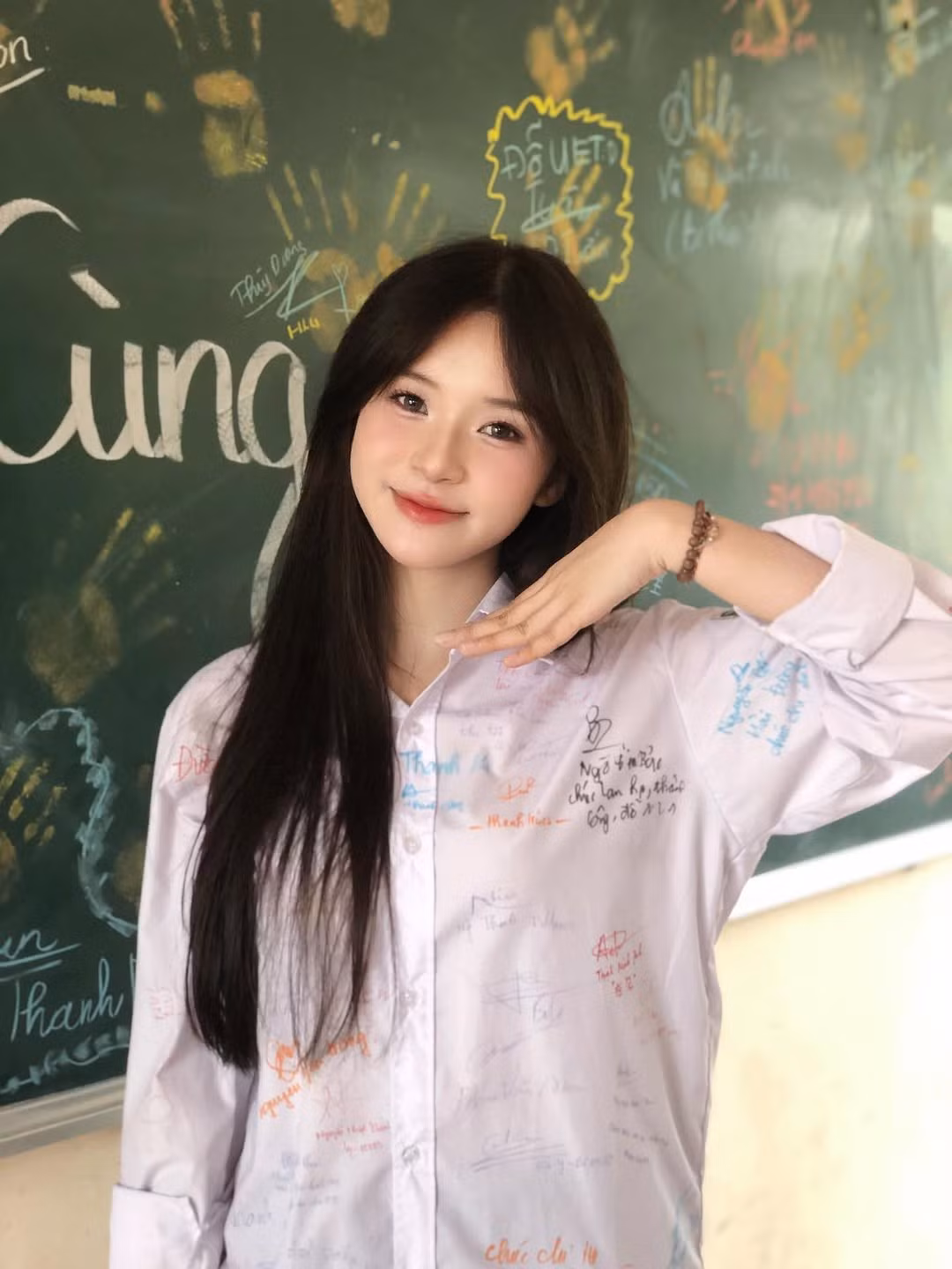 Gương mặt xinh xắn, nụ cười toả nắng cùng đôi mắt long lanh như biết nói đã nhanh chóng “đốn tim” hàng chục nghìn cư dân mạng.