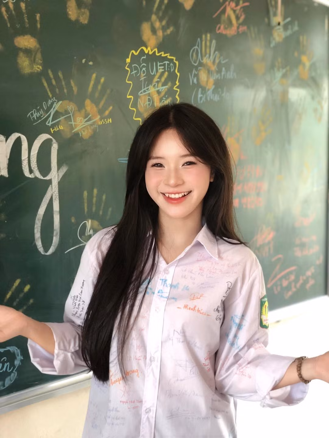 Nhiều người còn để ý thấy trong những tấm ảnh cô nàng đăng tải có cả giấy khen, nữ sinh này còn đạt danh hiệu học sinh giỏi.