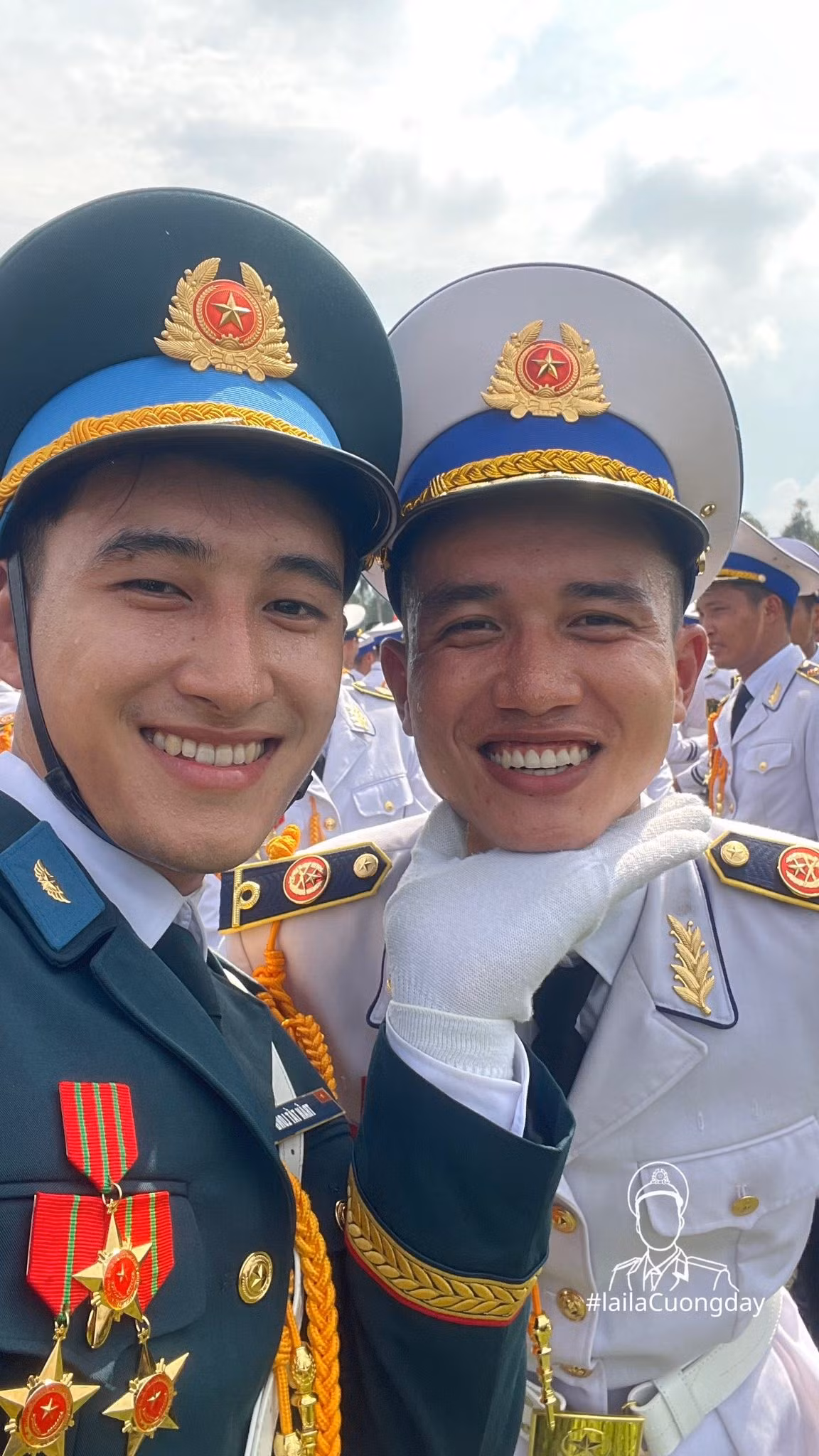 Hữu Cường mang đến những khoảnh khắc chân thực, giản dị của người lính qua các đoạn clip đời thường, từ nụ cười, câu chuyện nhỏ hay những phút tâm sự cùng đồng đội trong những ngày đầu nhập ngũ. (Ảnh: FBNV)