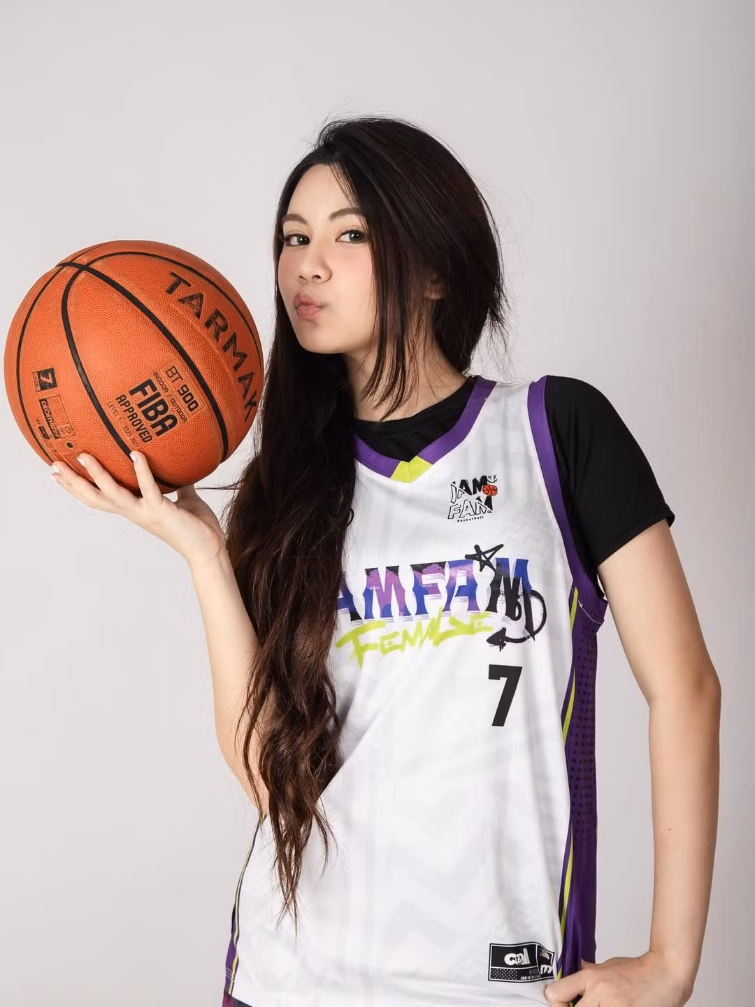 Dù diện đồ thể thao có phần "hầm hố", nhưng gương mặt bầu bĩnh với lúm đồng tiền duyên dáng của cô bạn vẫn giữ được nét ngọt ngào, trong sáng đúng lứa tuổi. (Ảnh: IGNV)