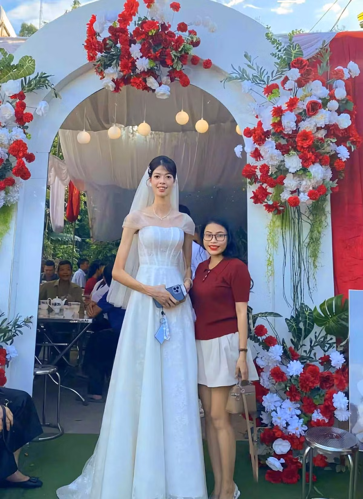 Cô dâu Thúy Nga sinh năm 2004, chạm mốc 1m85 từ năm 18 tuổi. Trong bộ váy cưới lộng lẫy, Thúy Nga thực sự khiến khách mời trở nên "tí hon" khi đứng cạnh.