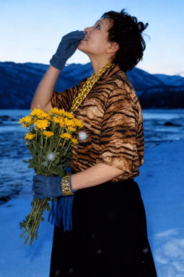 Không phải là những bức hình nàng thơ lãng mạn, thành phẩm đu trend của nữ Tiktoker trông như một "ông chú" với mái tóc tổ quạ, lối trang điểm nhợt nhạt, thậm chí còn có cả...ria mép. (Ảnh: FBNV)