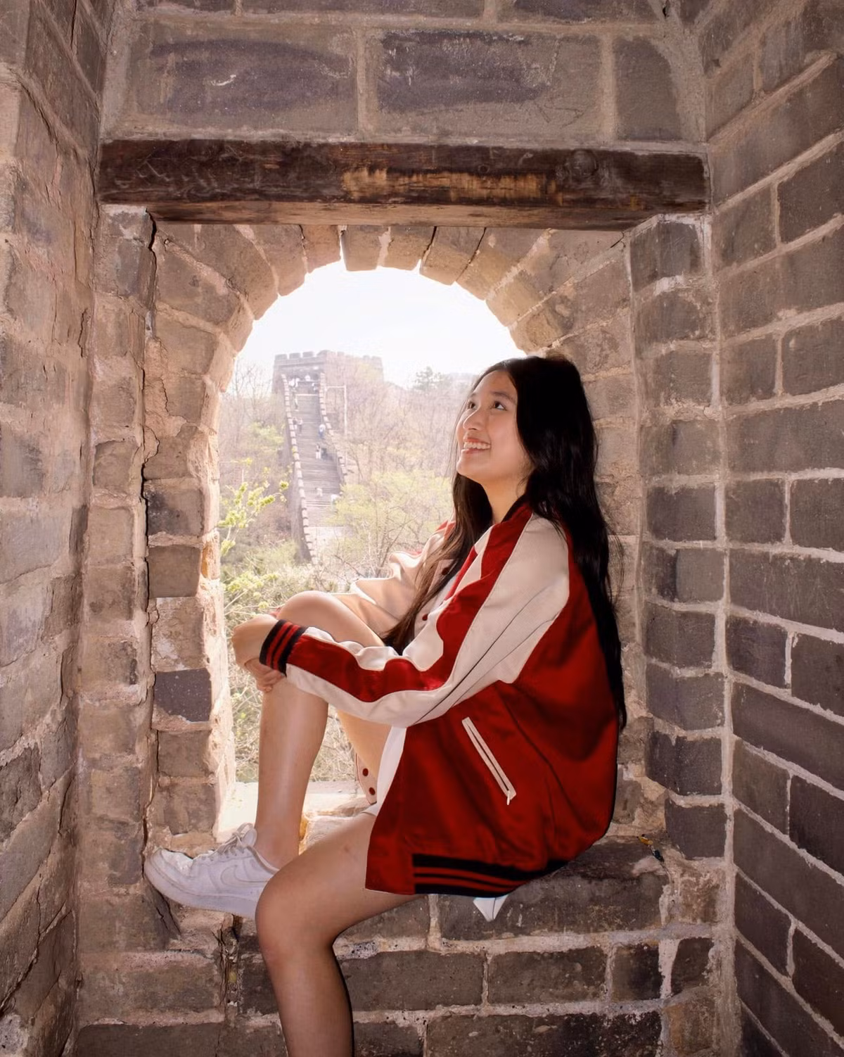 Bức ảnh được chụp trên phố đêm, ánh sáng lung linh và khung cảnh mờ ảo phía sau càng tôn lên vẻ đẹp mong manh và thục nữ của Jenny. Biểu cảm nhẹ nhàng, nụ cười e ấp và ánh mắt dịu dàng như lạc vào thế giới cổ trang, khiến người xem không khỏi ngẩn ngơ.