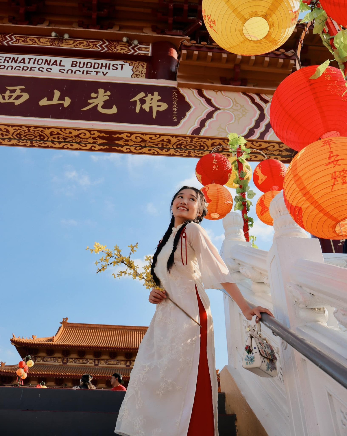 Cách đó ít lâu, cô nàng cũng gây chú ý khi diện áo dài Việt đi tham quan tại một địa điểm nổi tiếng ở Trung Quốc.