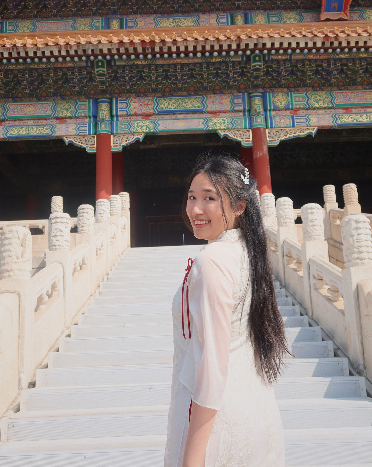 Jenny Huỳnh nổi tiếng khắp mạng xã hội với vai trò YouTuber và TikToker. Cô được yêu mến qua những clip chia sẻ cuộc sống thường ngày với năng lượng tươi sáng, tích cực.