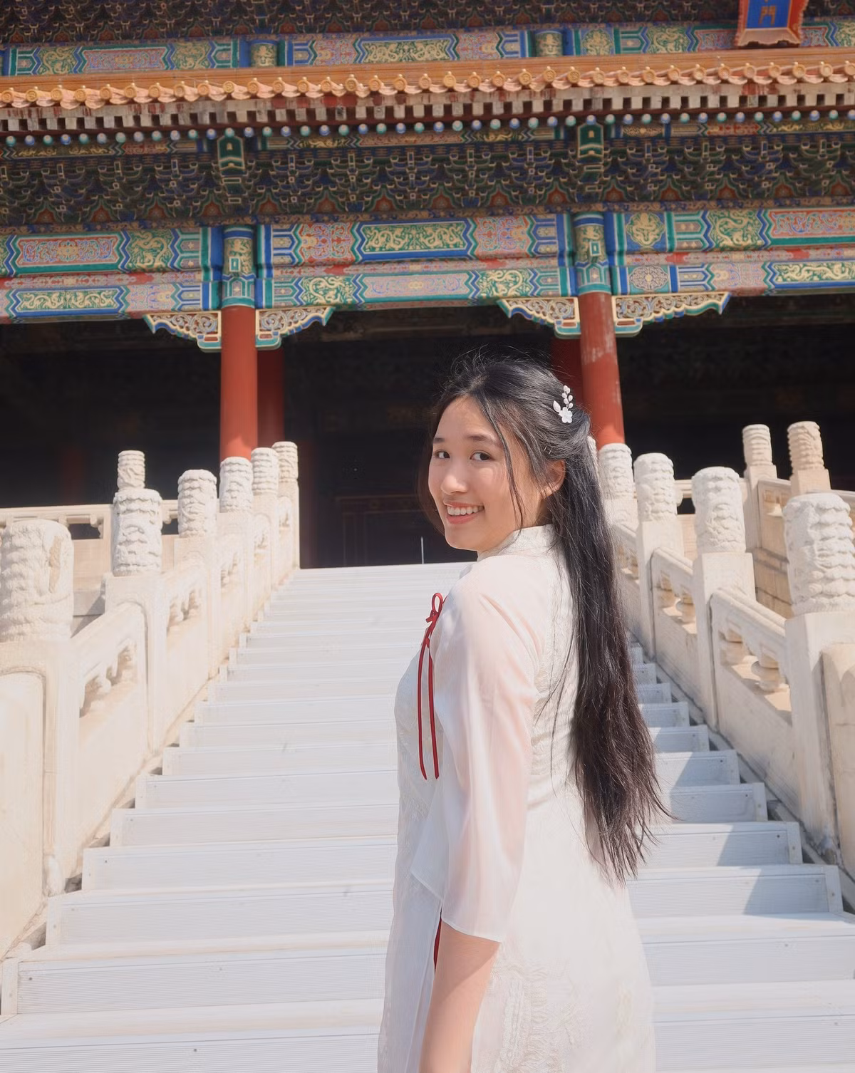 Jenny Huỳnh nổi tiếng khắp mạng xã hội với vai trò YouTuber và TikToker. Cô được yêu mến qua những clip chia sẻ cuộc sống thường ngày với năng lượng tươi sáng, tích cực.