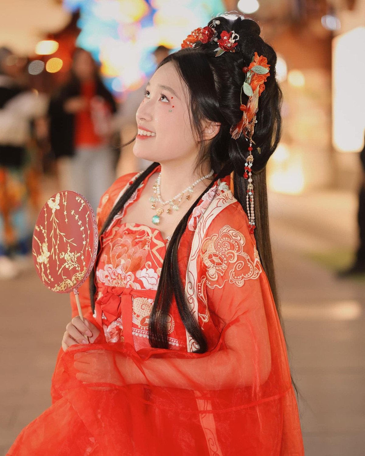 Vốn theo đuổi phong cách năng động với những item quen thuộc như áo phông, chân váy ngắn, mới đây nàng Tiktoker đình đám Jenny Huỳnh (tên thật Huỳnh Việt Hoàng Vy, sinh năm 2005) khiến người theo dõi bất ngờ khi diện thiết kế Hán phục, mang đậm phong cách cổ điển và thanh nhã.