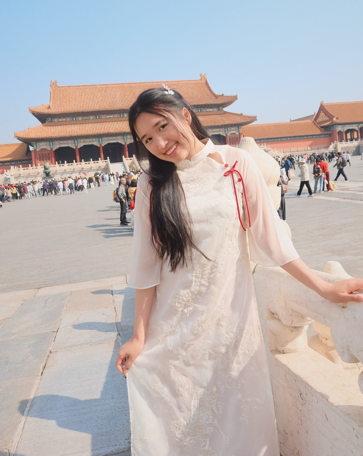 Trước đó, vào cuối tháng 3, Jenny Huỳnh từng chia sẻ trên kênh có 7,1 triệu follow rằng cô đã đậu vào Đại học Bắc Kinh. Được biết cô sẽ có một học kỳ trao đổi tại Đại học Bắc Kinh (hay thường gọi là Bắc Đại), kéo dài 3 tháng.