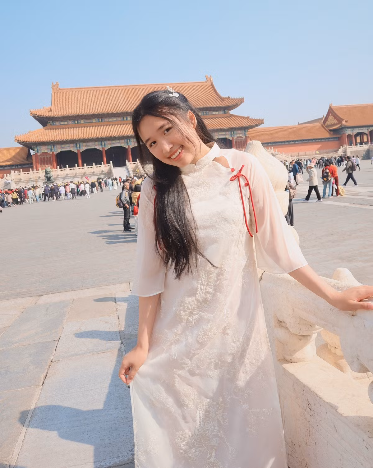 Trước đó, vào cuối tháng 3, Jenny Huỳnh từng chia sẻ trên kênh có 7,1 triệu follow rằng cô đã đậu vào Đại học Bắc Kinh. Được biết cô sẽ có một học kỳ trao đổi tại Đại học Bắc Kinh (hay thường gọi là Bắc Đại), kéo dài 3 tháng.