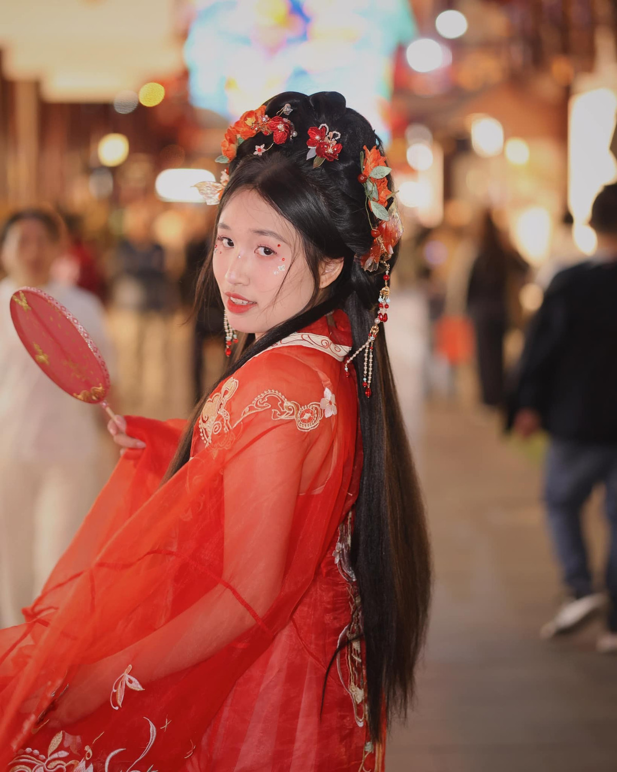 Bộ trang phục nổi bật với gam màu đỏ tươi, tượng trưng cho sự may mắn, cát tường và quý phái trong văn hóa phương Đông. Đây cũng là màu sắc thường thấy trong các dịp lễ hội, cưới hỏi hoặc khi hóa thân thành nhân vật nữ quyền quý thời xưa.