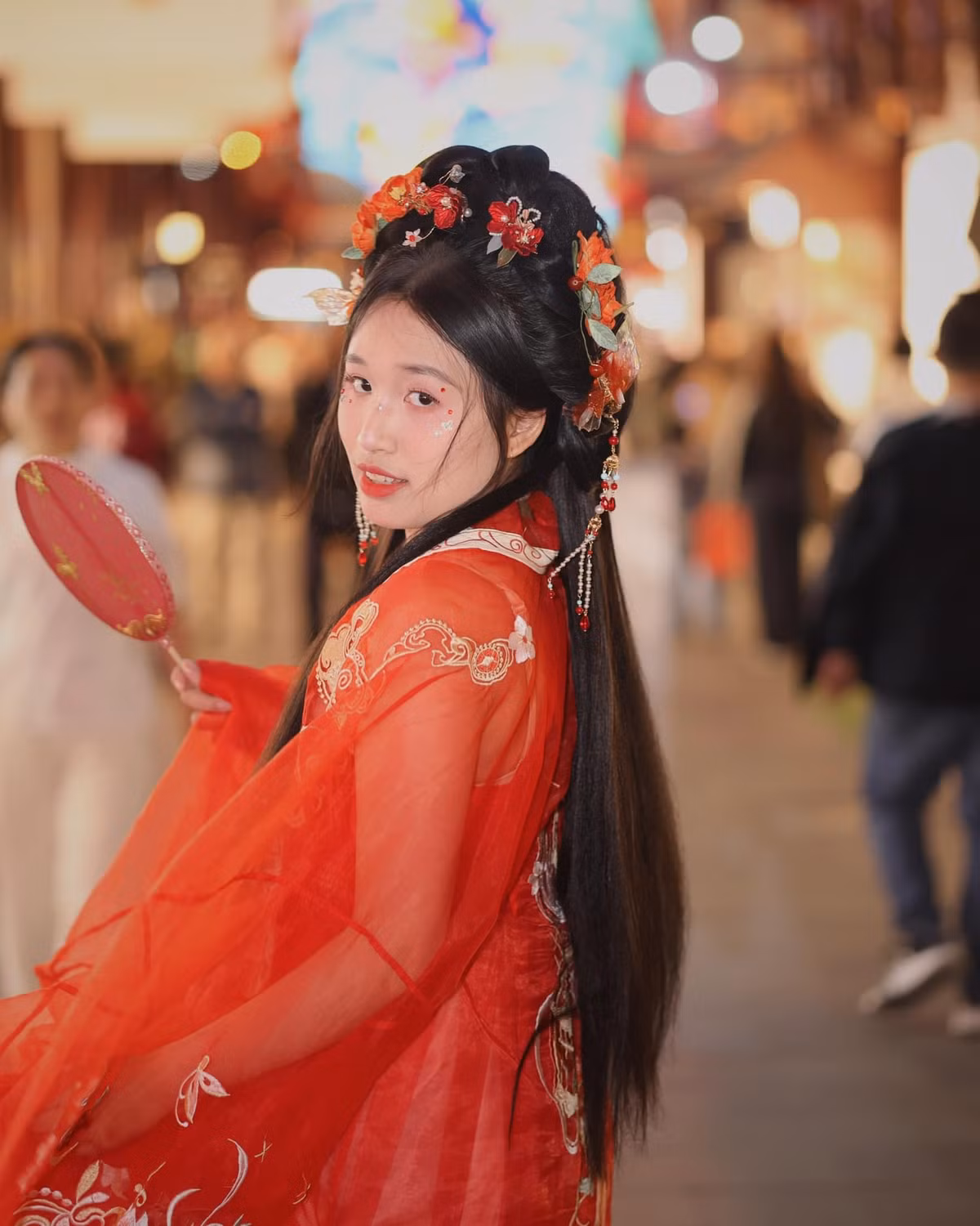 Bộ trang phục nổi bật với gam màu đỏ tươi, tượng trưng cho sự may mắn, cát tường và quý phái trong văn hóa phương Đông. Đây cũng là màu sắc thường thấy trong các dịp lễ hội, cưới hỏi hoặc khi hóa thân thành nhân vật nữ quyền quý thời xưa.