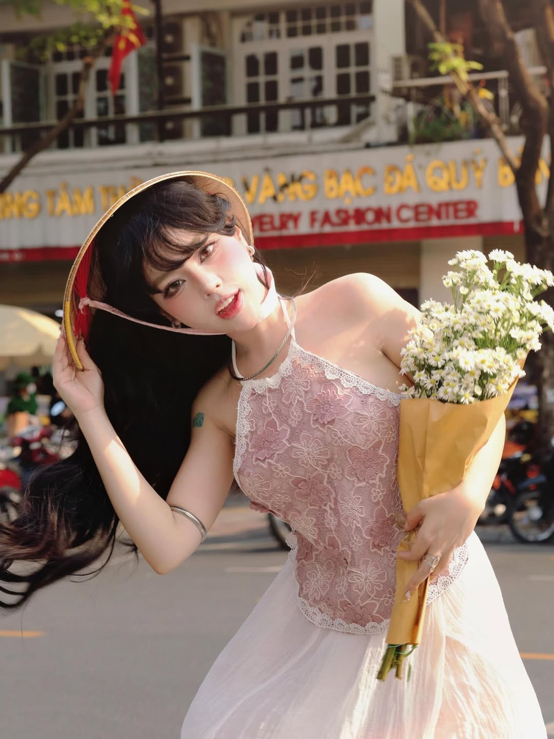 Điểm nhấn của bộ trang phục nằm ở sự kết hợp phụ kiện cực kỳ thông minh. Cô nàng đội nón lá truyền thống vừa tạo nên vẻ ngoài vừa bí ẩn, vừa đậm chất Á Đông. (Ảnh: IGNV)