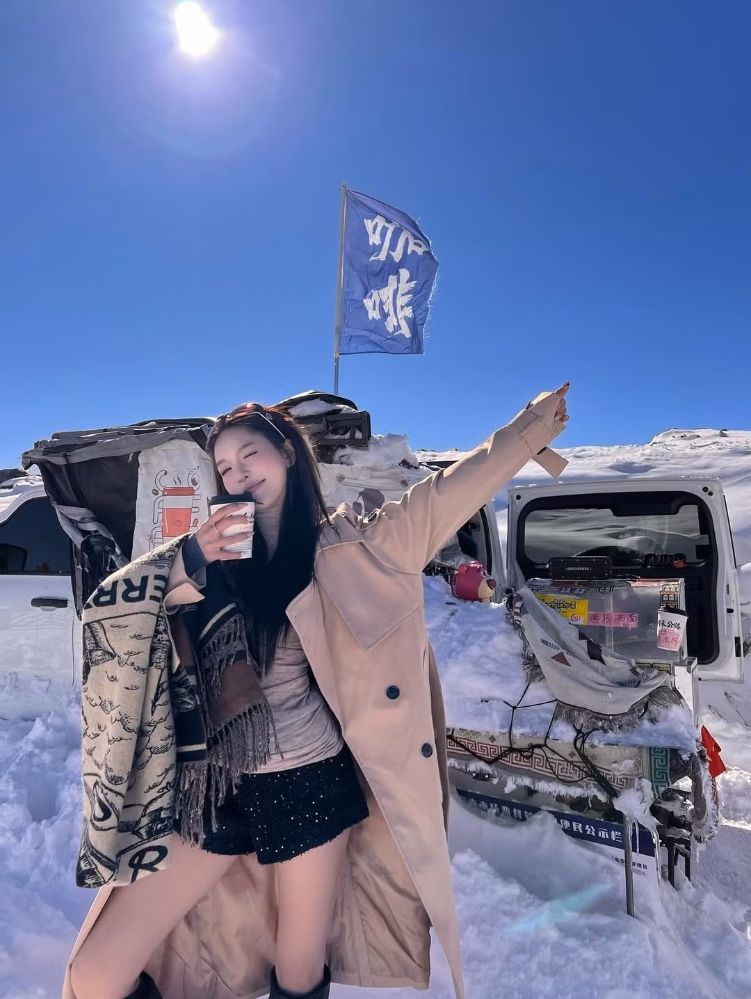 Dù giữa thời tiết se lạnh, thậm chí có tuyết, Wyn Anh vẫn thể hiện thần thái rạng rỡ, chuyên nghiệp. Trong một bức ảnh, cô nàng đội chiếc mũ lông ấm áp, dang rộng vòng tay giữa thiên nhiên bao la, thể hiện sự tận hưởng trọn vẹn vẻ đẹp kỳ vĩ của núi tuyết Altay. (Ảnh: IGNV)