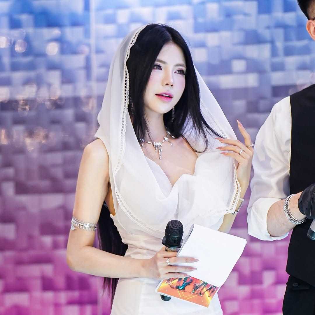 Nhan sắc rạng rỡ cùng thần thái cuốn hút của cô đã nhận được vô số lời khen ngợi từ cộng đồng fan và người tham dự. (Ảnh: IGNV)