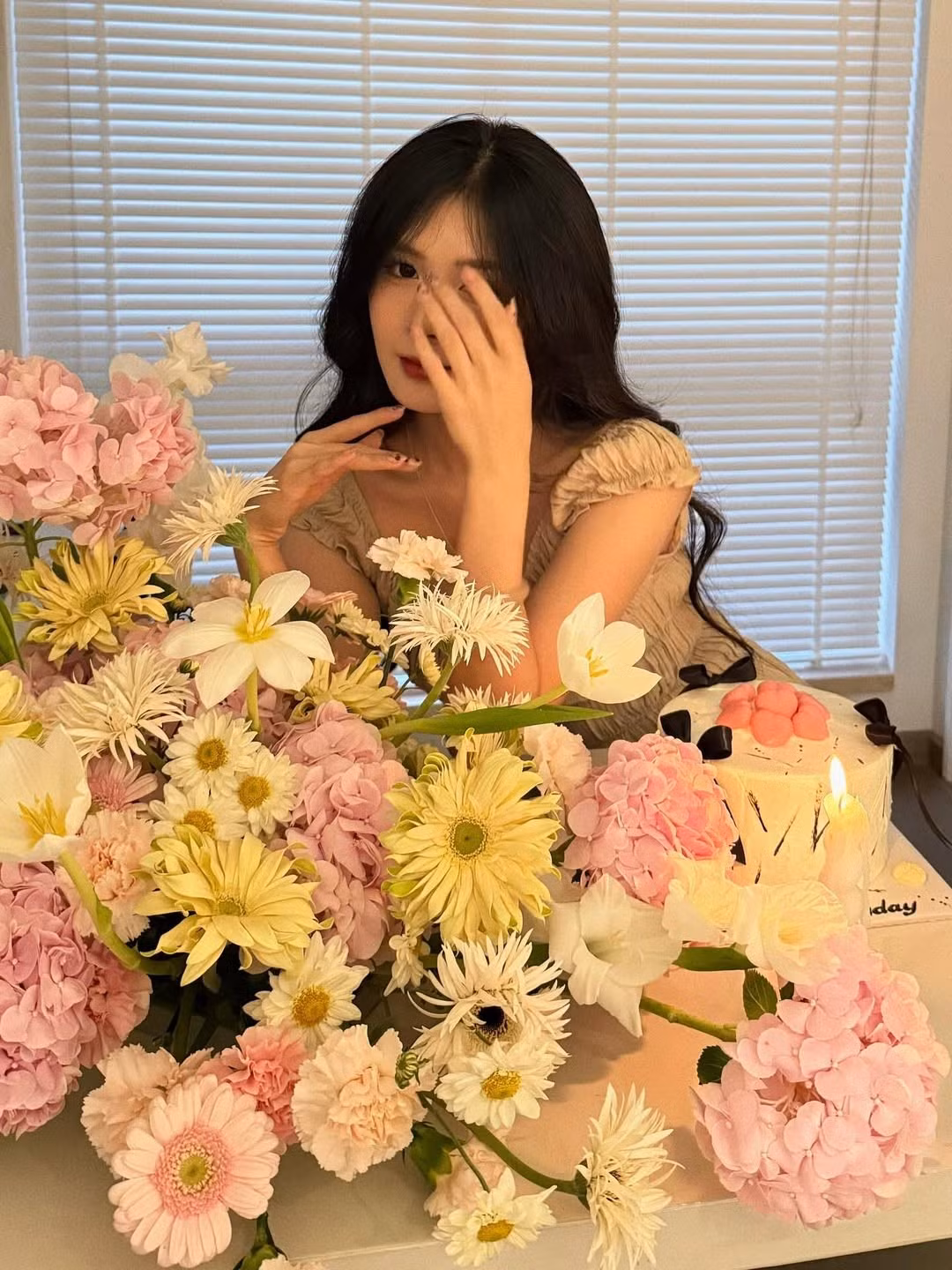 Cặp đôi từng phải đối mặt với nhiều ý kiến trái chiều từ cộng đồng mạng, đặc biệt là những lời công kích, nghi ngờ Quỳnh Alee "hám fame" bạn trai tuyển thủ. Hay việc yêu đương ảnh hưởng đến phong độ thi đấu của Fish. (Ảnh: IGNV)