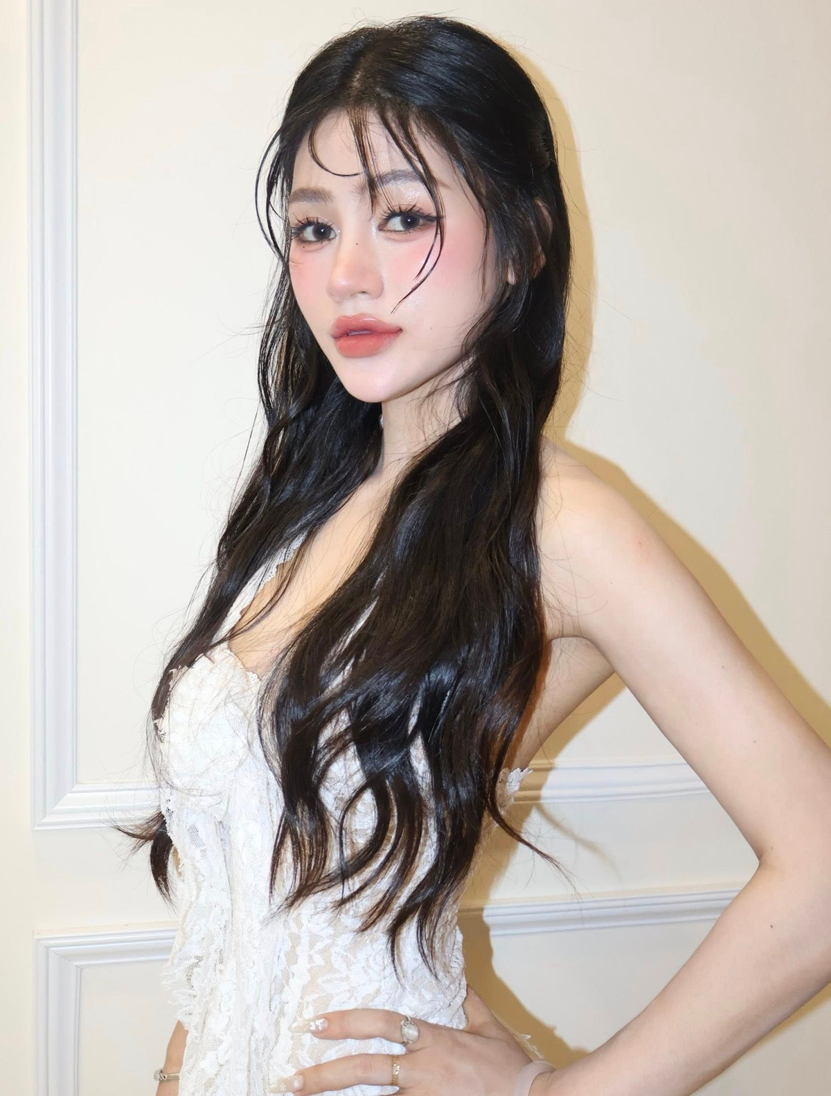 Được biết, cô gái trong ảnh là Hoàng Thị Uyển Nhi, một gương mặt không quá xa lạ với cộng đồng yêu cái đẹp trên mạng xã hội. Uyển Nhi sở hữu phong cách thời trang đa dạng, từ ngọt ngào, tiểu thư đến quyến rũ, gợi cảm. (Ảnh: FBNV)