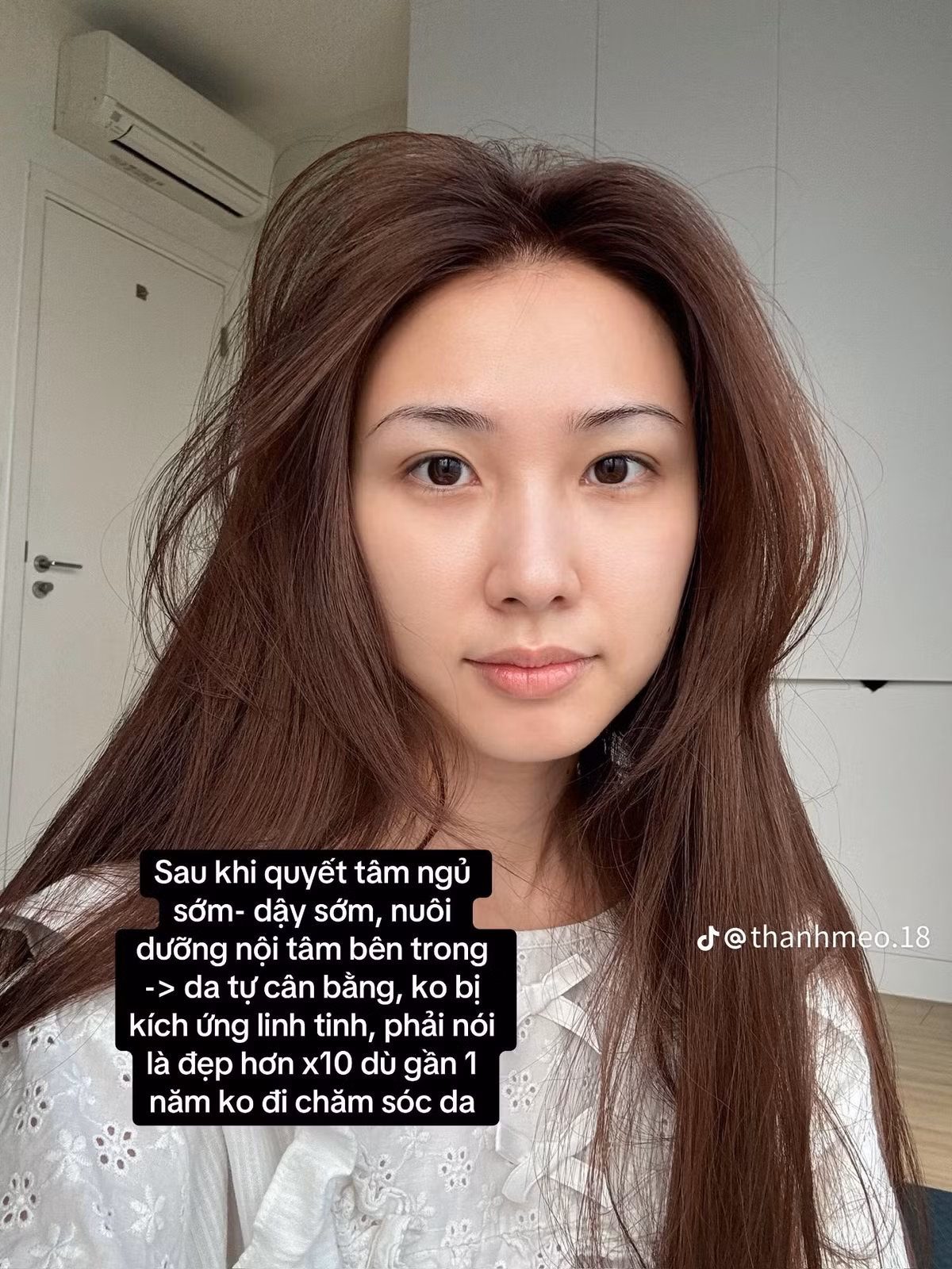 Bằng cách điều chỉnh lối sống, ưu tiên giấc ngủ và sức khỏe tinh thần, làn da của cô nàng đã tự điều chỉnh và trở nên đẹp hơn một cách tự nhiên. Hình ảnh mặt mộc của Thanh Mèo cho thấy một làn da căng mịn, đều màu và không còn dấu hiệu của mụn hay kích ứng. (Ảnh: @thanhmeo.18)