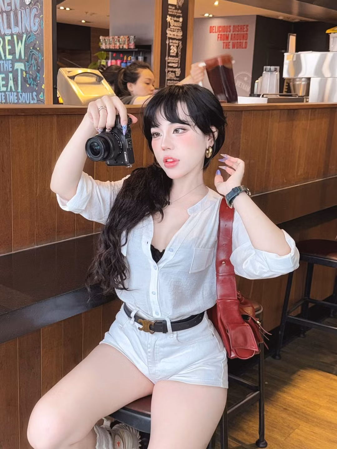 Không chỉ dừng lại ở một phong cách cố định, Bảo Khuyên Susan còn được biết đến như một "tắc kè hoa" thực thụ của làng thời trang trẻ. (Ảnh: IGNV)