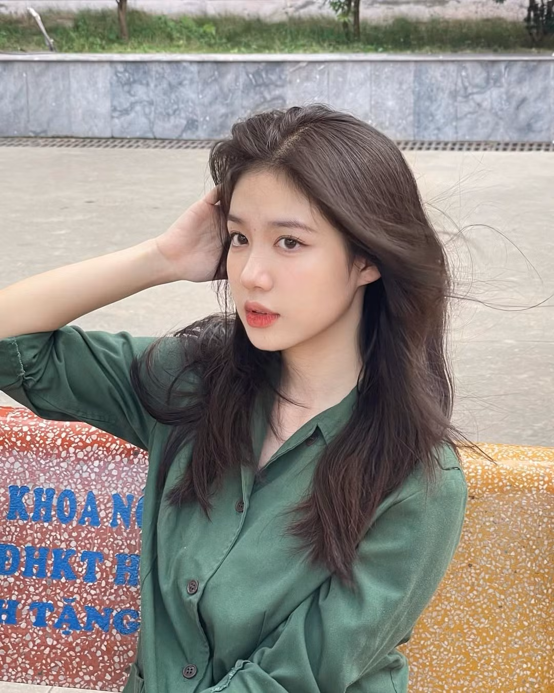 Dù chỉ khoác lên mình bộ đồ đơn giản, không trang điểm cầu kỳ, nhan sắc trong trẻo, xinh xắn của cô gái này vẫn "đốn tim" người xem. (Ảnh: IGNV)