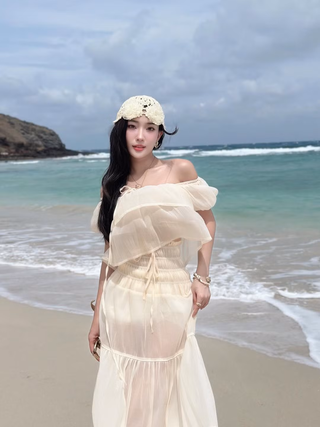 Điểm đặc biệt và thu hút nhất trong bộ ảnh chính là thần thái tự nhiên, trong trẻo của Huệ Chi. Cô không tạo dáng quá phức tạp mà chỉ nhẹ nhàng thả dáng trên bãi cát trắng, để mái tóc dài buông xõa bay trong gió. (Ảnh: IGNV)