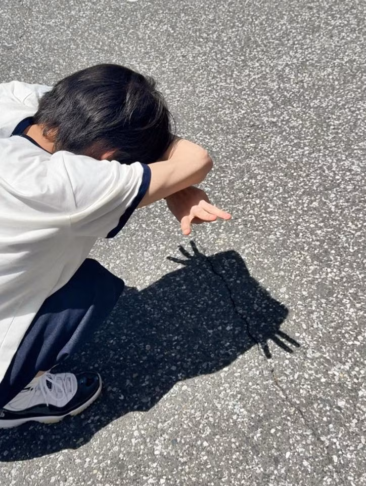 Một số thần tượng cũng nhanh chóng bắt trend để thỏa lòng fan. Trong đó có thể kể đến như: Haewon và Bae của nhóm NMIXX, Juyeon của The Boyz, Xiumin,... đang tạo ra những bức ảnh triệu like trên mạng xã hội.