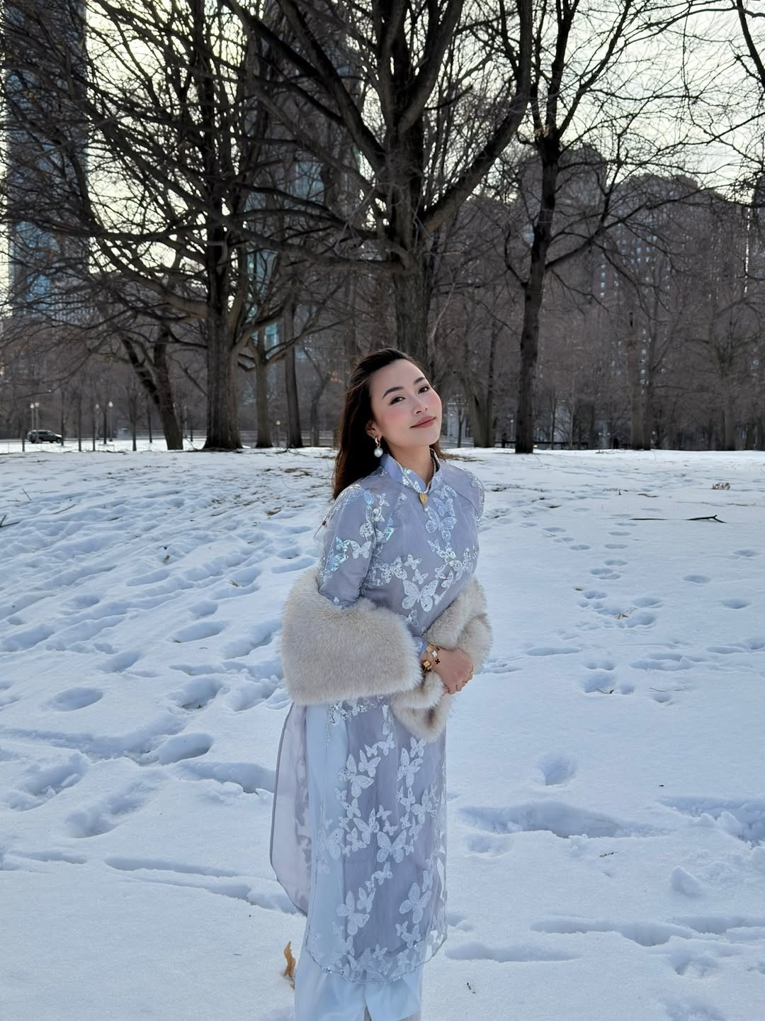 Dù đang ở nước ngoài với thời tiết lạnh giá, Nguyên Newin vẫn chọn bộ trang phục truyền thống của dân tộc để hưởng ứng không khí "đón Tết từ xa". (Ảnh: IGNV)