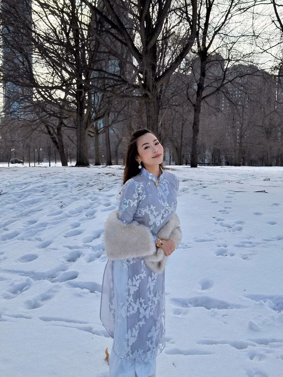 Dù đang ở nước ngoài với thời tiết lạnh giá, Nguyên Newin vẫn chọn bộ trang phục truyền thống của dân tộc để hưởng ứng không khí "đón Tết từ xa". (Ảnh: IGNV)