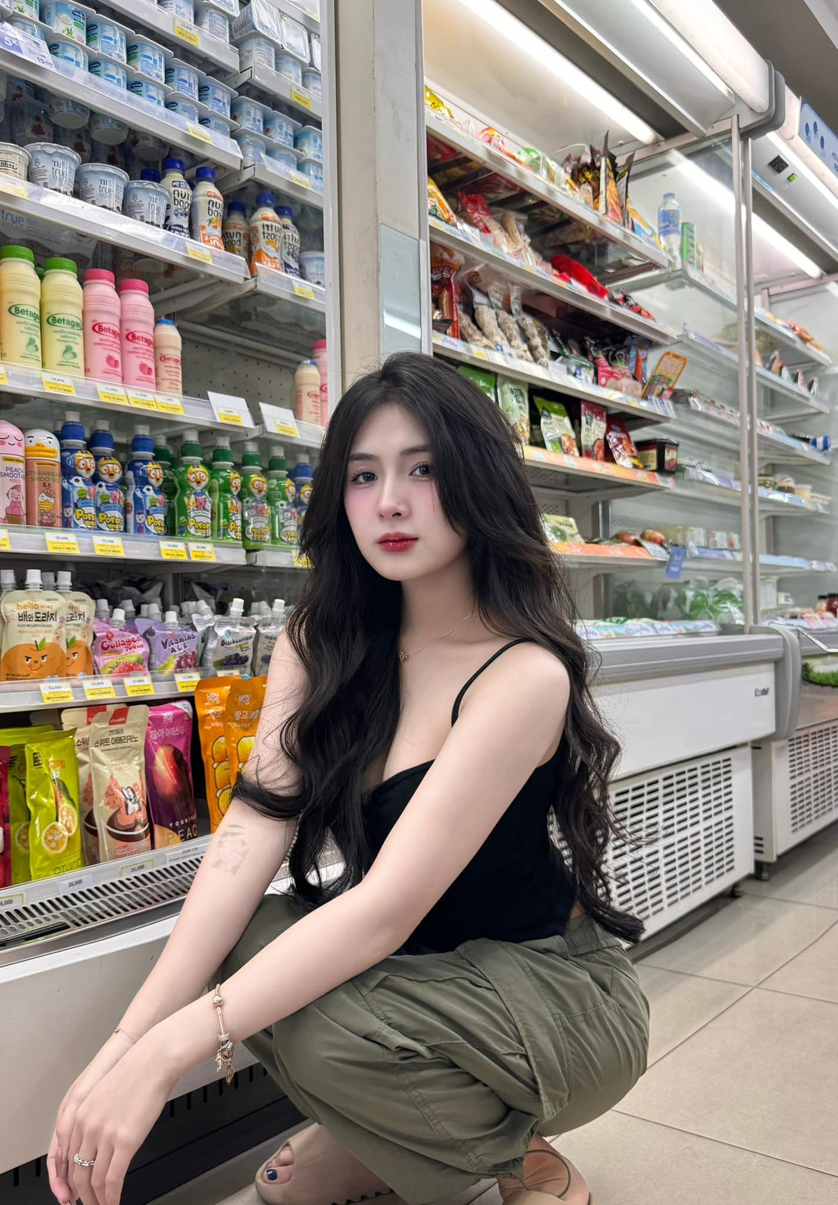 Tuy nhiên, chính phong cách này cũng khiến cô nàng không ít lần gặp rắc rối. Cách đây ít lâu, nữ Tiktoker đã phải lên tiếng khi gương mặt cô bị ghép vào hình ảnh của một cô gái ăn mặc có phần phản cảm, mát mẻ.