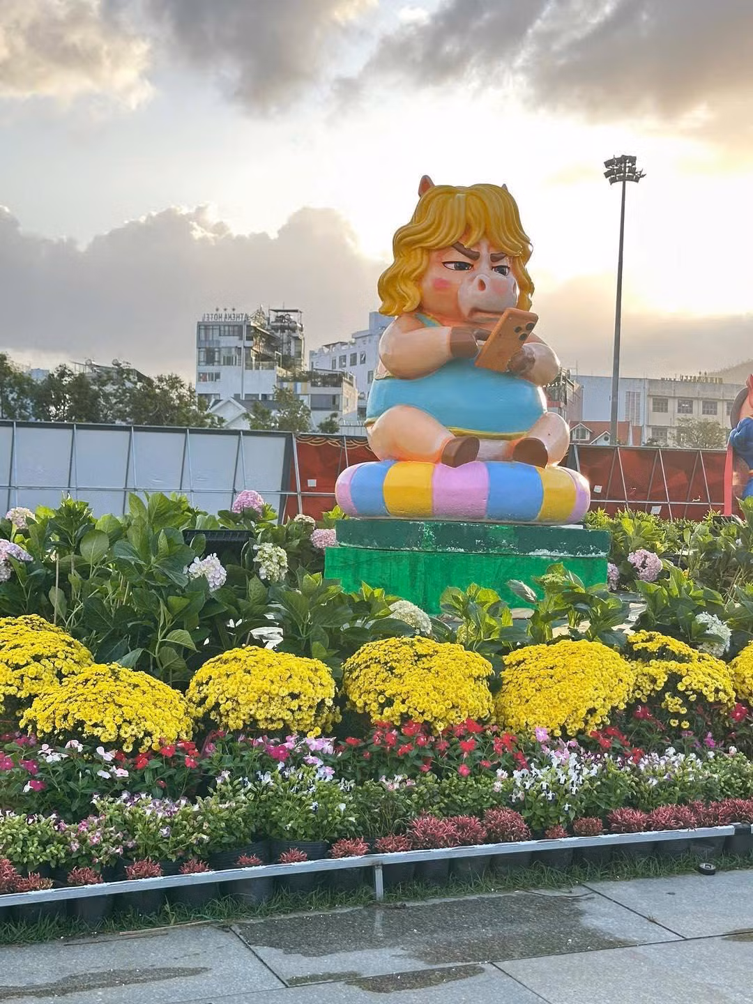 Trong cuộc đua "linh vật năm mới" 2026, nếu các tỉnh thành khác chọn phong cách oai phong, lẫm liệt thì cụm linh vật tại Quảng trường Nguyễn Tất Thành (phường Quy Nhơn, tỉnh Gia Lai) lại chọn một lối đi riêng: Hài hước, thực tế và cực kỳ "hợp thời".