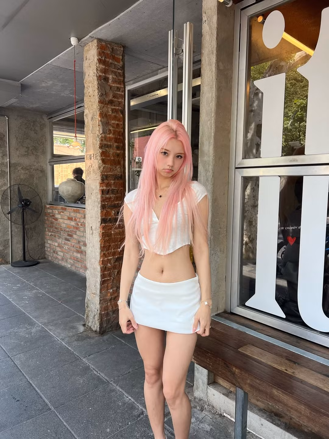 Vyvan Le kiên trì theo đuổi phong cách gợi cảm, cá tính. Cô không ngần ngại thử nghiệm những xu hướng thời trang khó nhằn như mốt "không nội y", váy xuyên thấu hay những bộ cánh underboob đầy táo bạo. (Ảnh: IGNV)