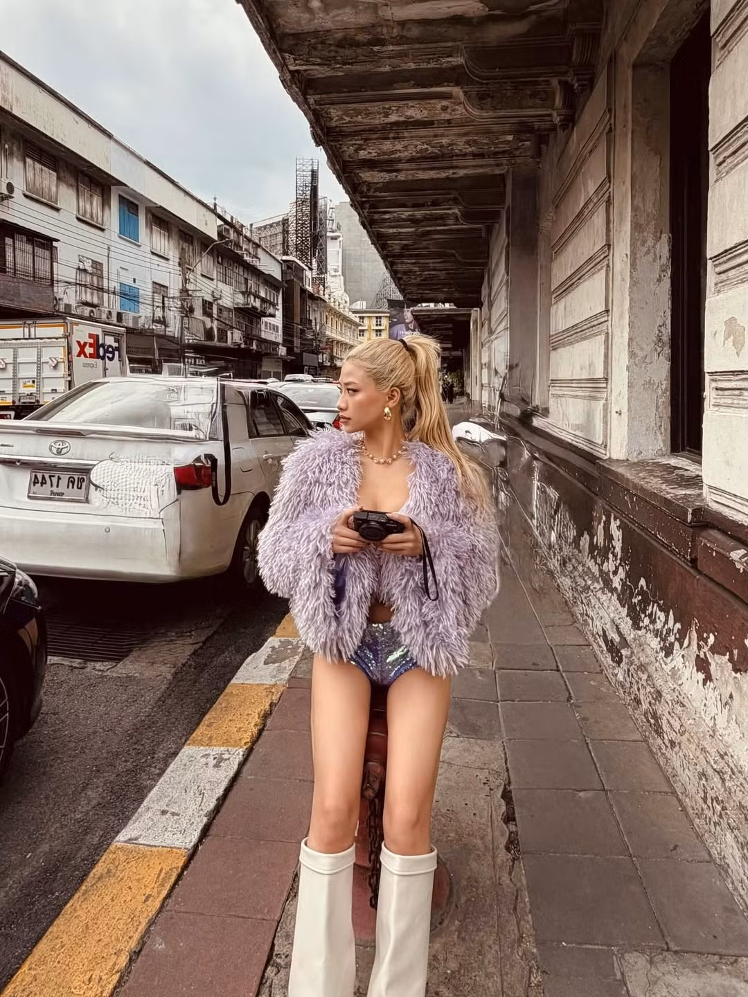 Theo những hình ảnh Louis chia sẻ, cô và bạn trai đang tận hưởng quãng thời gian bên nhau: cùng đi dạo phố, ăn tối, lái xe đêm… (Ảnh: IGNV)