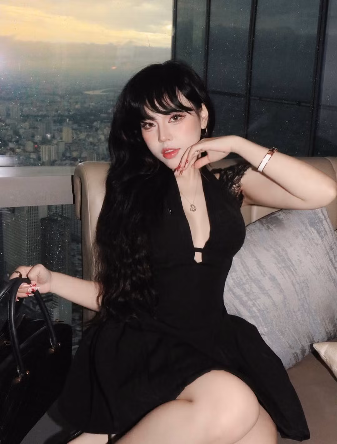 Loạt ảnh được chụp khi ánh hoàng hôn buông xuống, tạo nên một khung cảnh lãng mạn và huyền ảo. Background phía sau với khung cảnh thành phố lung linh lúc chiều tà nhìn từ trên cao đã tạo nên một bức tranh hoàn hảo.(Ảnh: IGNV)