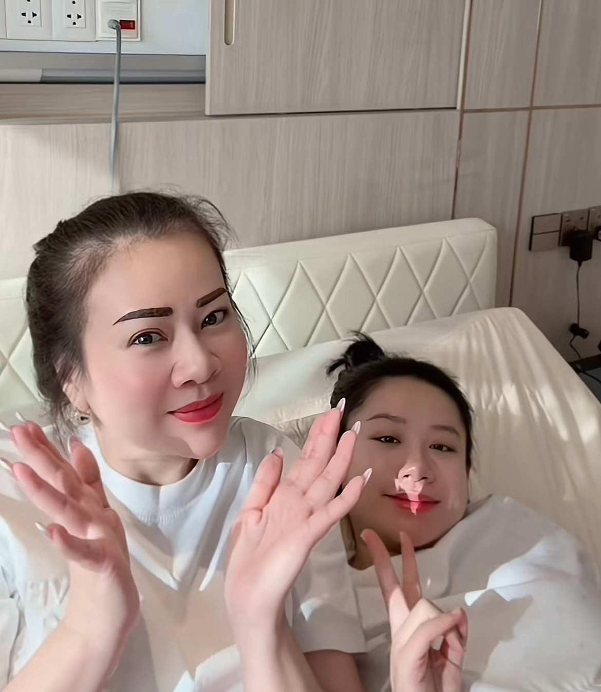 Ngay sau ca sinh thành công, mẹ ruột của Minh Thư đã hạnh phúc thông báo con gái hạ sinh "công chúa" khỏe mạnh.