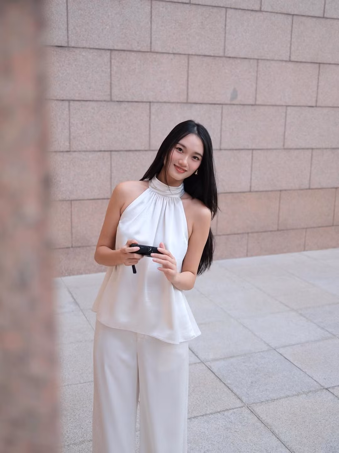 Neyun tên thật là Bùi Mạnh Nguyên, là một hot TikToker nổi tiếng với hơn 1,5 triệu người theo dõi, được yêu thích nhờ gương mặt điển trai, thân hình 6 múi và phong cách thời trang ấn tượng. Anh cũng là mẫu ảnh và gương mặt đại diện cho nhiều nhãn hàng. (Ảnh: IG @quynhanh.ng99)