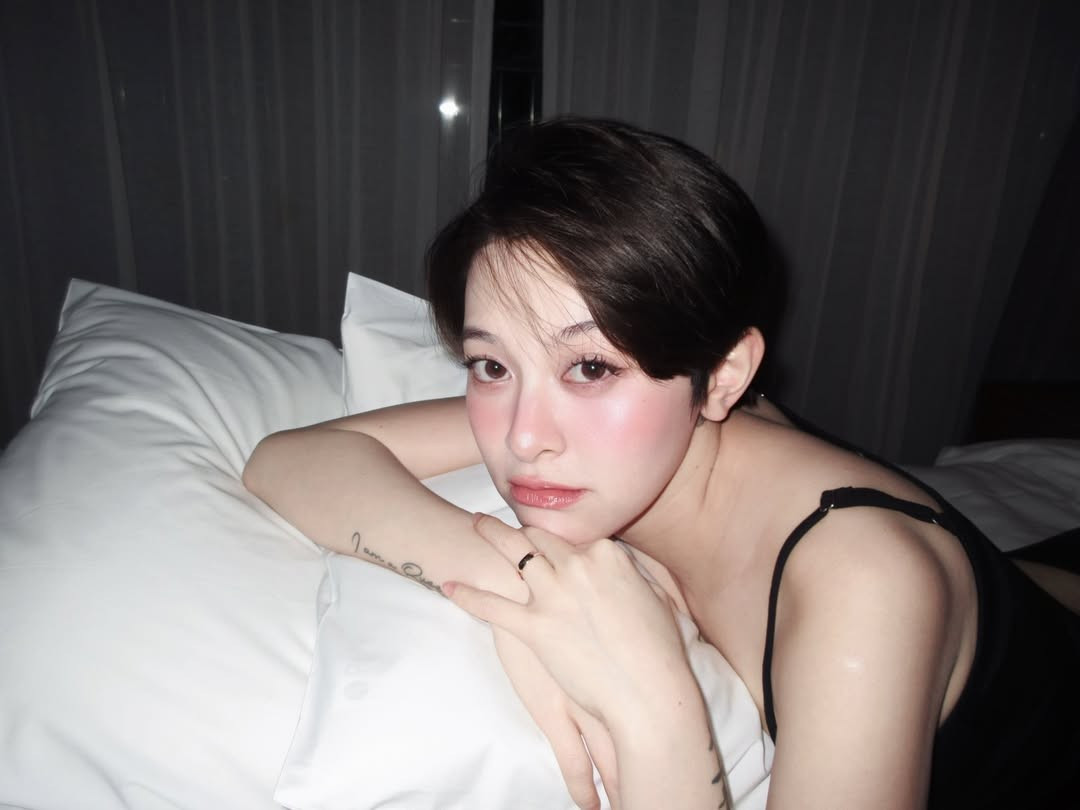 Dù mang phong cách gợi cảm, bộ ảnh vẫn tràn ngập sự ngọt ngào đúng chất một buổi tiệc sinh nhật. (Ảnh: IGNV)