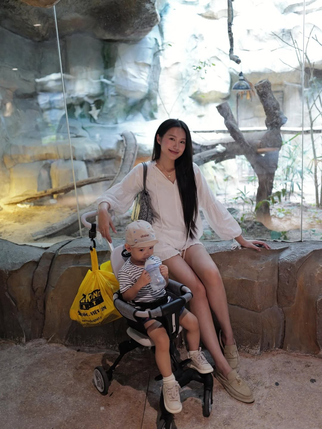 Đặc biệt, khoảnh khắc cô xuất hiện cùng nhóc tỳ trong xe đẩy cho thấy hình ảnh một "mẹ bỉm" hiện đại: vừa đảm đang, khéo léo lại vừa không quên chăm sóc diện mạo bản thân. (Ảnh: IGNV)