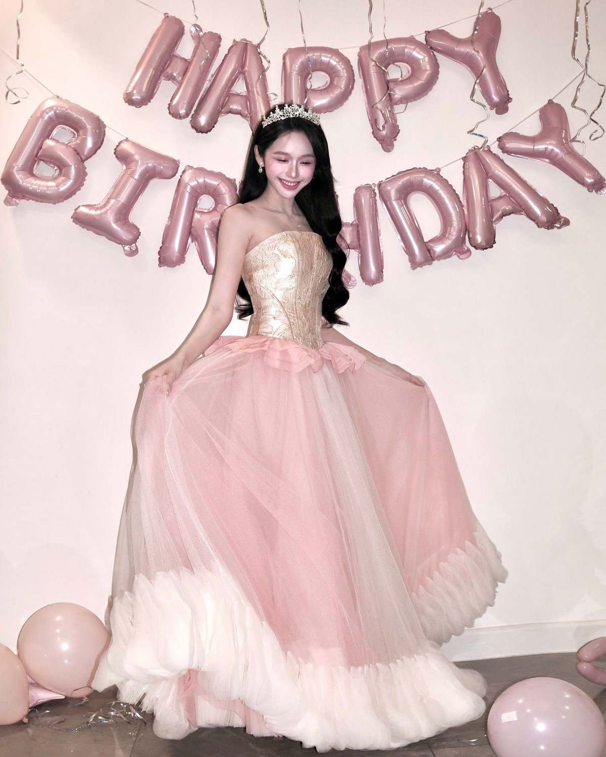 Karty Chang được người hâm mộ ưu ái gọi là "Hot girl Tây Bắc" với nhan sắc trong trẻo, nụ cười tỏa nắng. (Ảnh: FBNV)