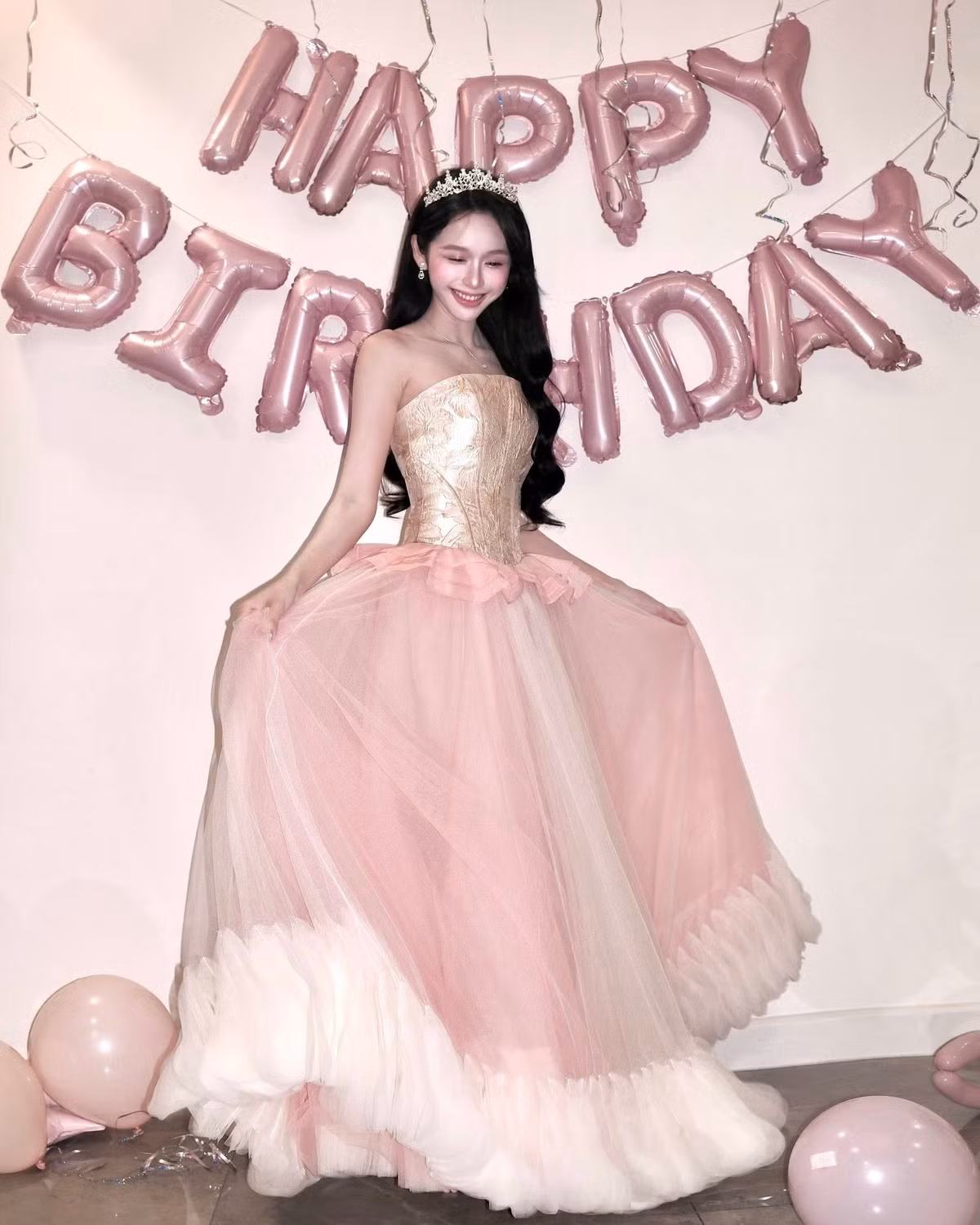 Karty Chang được người hâm mộ ưu ái gọi là "Hot girl Tây Bắc" với nhan sắc trong trẻo, nụ cười tỏa nắng. (Ảnh: FBNV)