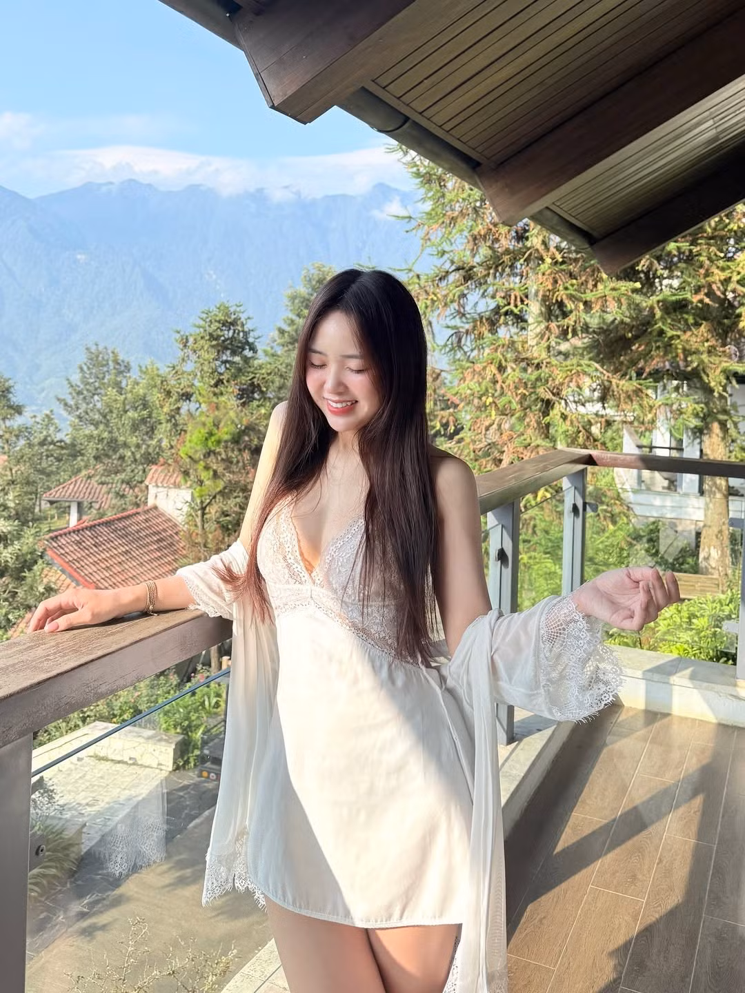 Ánh sáng tự nhiên đã làm nổi bật từng đường nét trên gương mặt, khiến vẻ đẹp của cô thêm phần mơ màng, ngọt ngào và đầy cuốn hút. (Ảnh: IGNV)