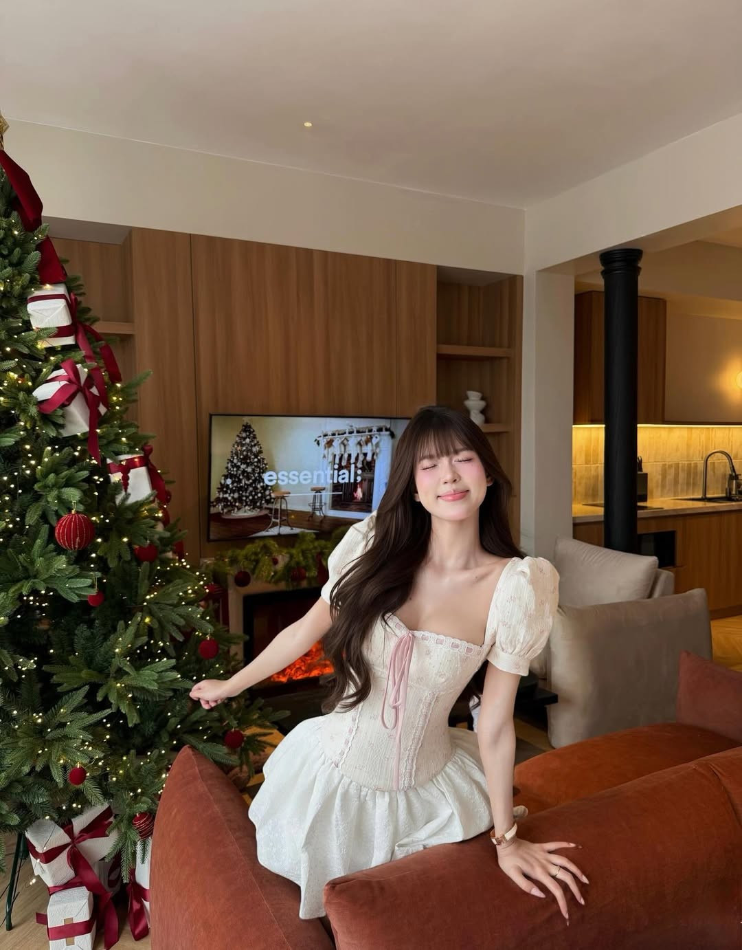 Dưới bài đăng, người hâm m ộ đã dành không ít lời khen có cánh cho nhan sắc ngày càng thăng hạng của cô nàng: "Nàng thơ Noel đây rồi, xinh quá Wyn Anh ơi!" "Xỉu up xỉu down với cái visual này, bộ váy hợp với ả thực sự." (Ảnh: IGNV)